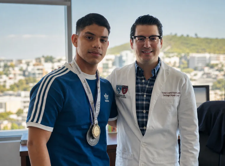 Paciente atleta mostrando evolución favorable de rodilla